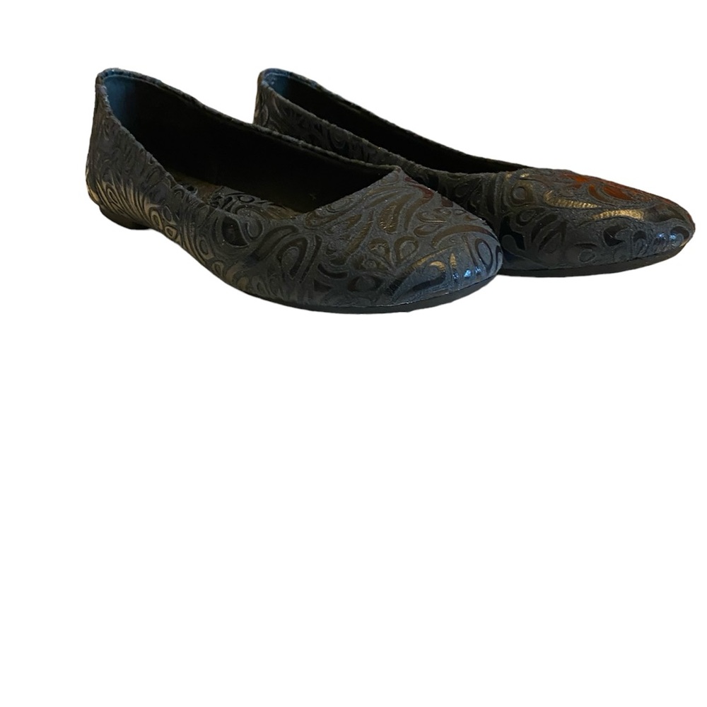 Dark blue women’s flats.Lightly worn. Size 8 M. Great with jeans.